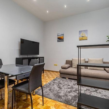 Bold Base Apartment Budapest Luaran gambar
